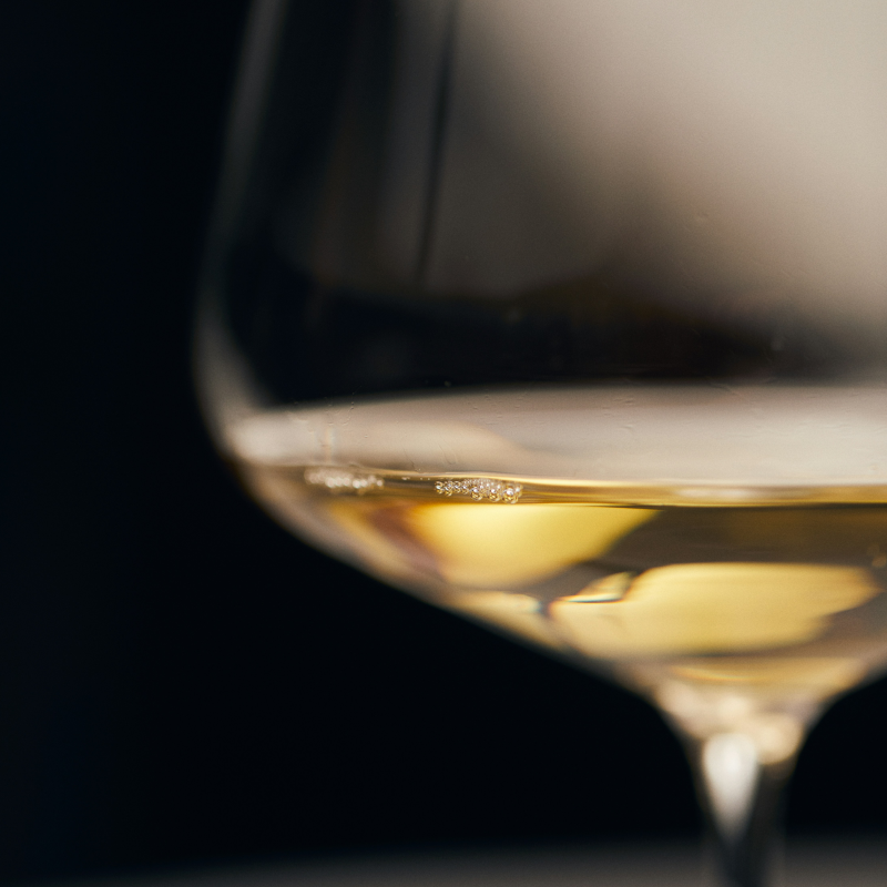 Un păhar de vin alb în apropiere