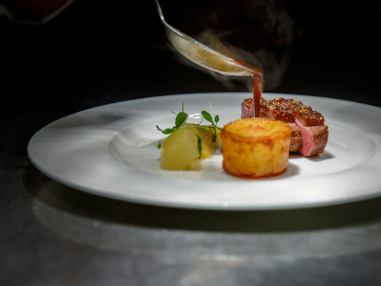 Piept de rață cu cartof gratinat si pară