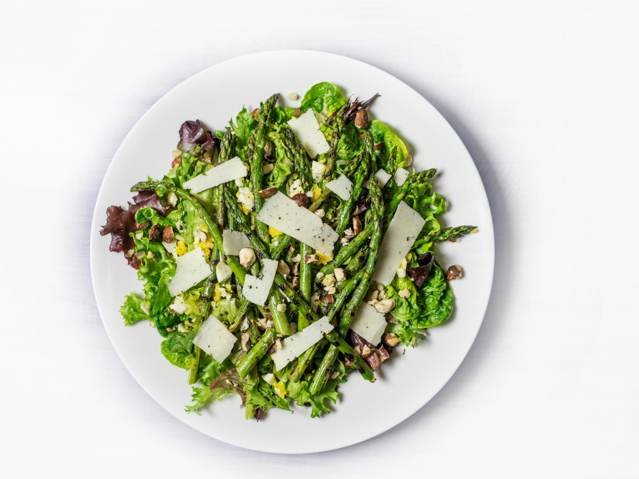 "O salată rafinată și sănătoasă, compusă din sparanghel proaspăt și crocant, cascaval delicios ras, și frunze de salată proaspătă și fragedă