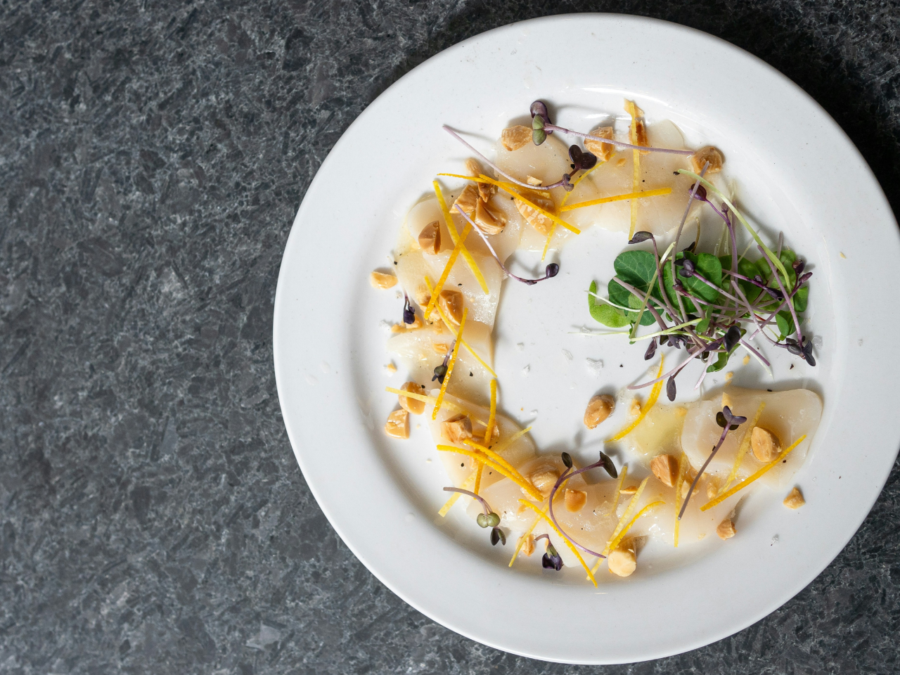 Sashimi with white fish and peanuts